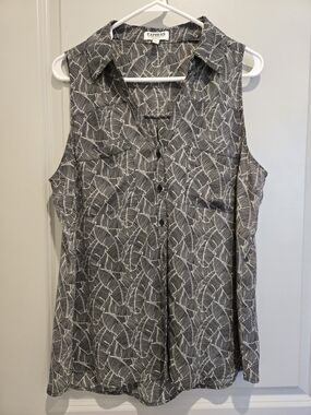 Express Portofino Leaf-Print Sleeveless Button Front Size Large Black And White